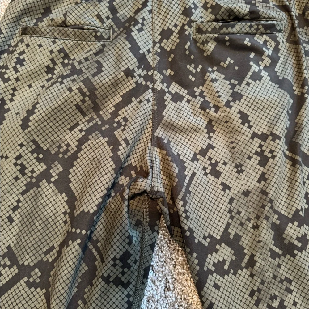 Lululemon Athletica Women’s Jet Crop Green Snake Print Pants Size 4 - Picture 4 of 7